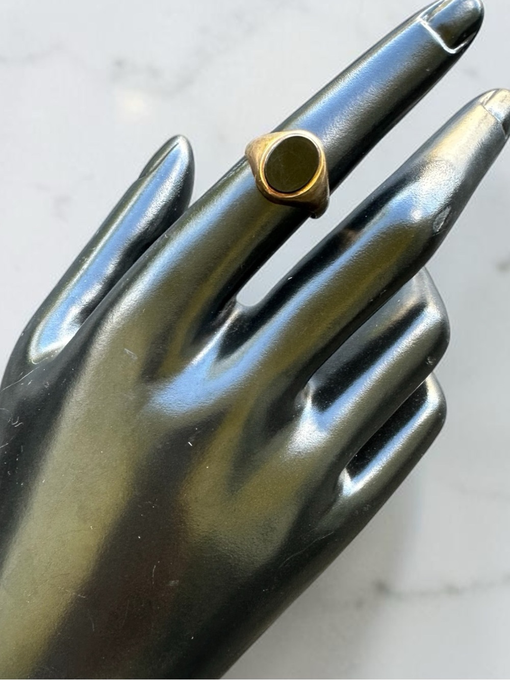 Vintage UK 9K Yellow Gold Black Onyx Signet Ring - Size 5 (2.1g - Picture 5 of 11